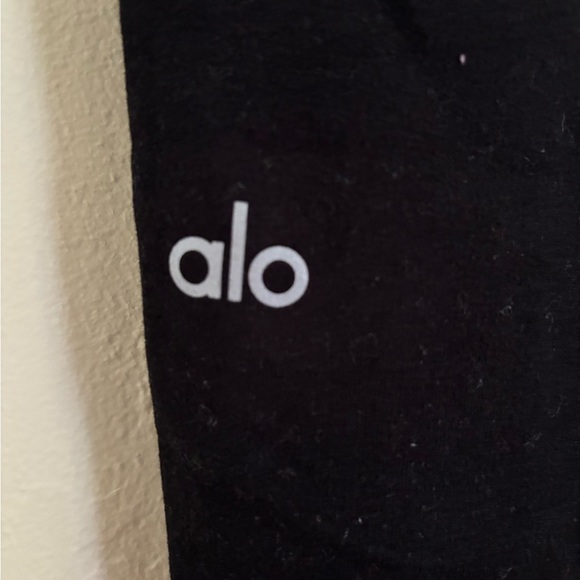 ALO Yoga 7/8 High Waisted Cargo Pants - Picture 3 of 6